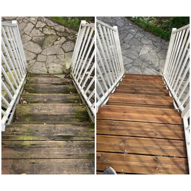 Rénovation d'un escalier de terrasse en bois : marches moussues avant et bois neuf après