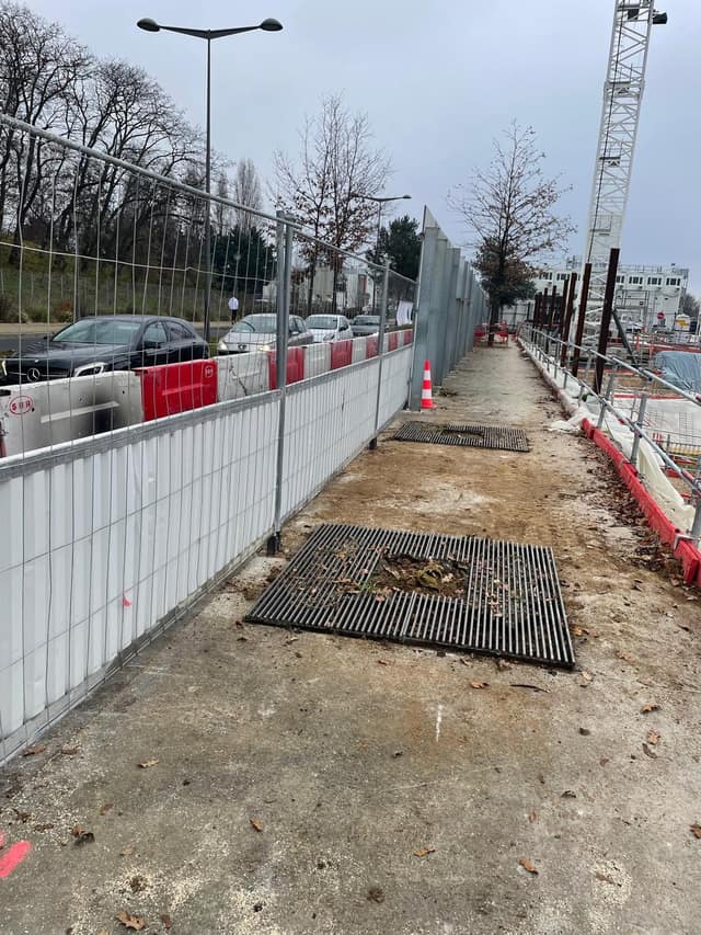 Trottoir dégagé et nettoyé après dessouchage et évacuation des déchets verts