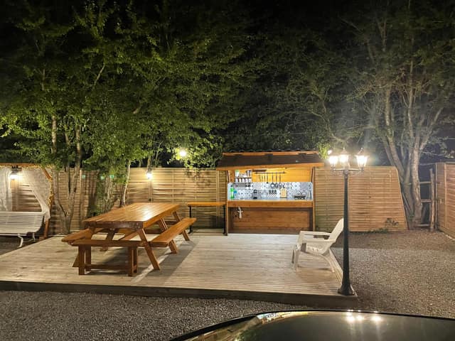 Terrasse en bois avec cuisine d'été et éclairage extérieur réalisée par M.W Élagages
