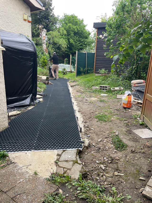 Chantier d'allée de jardin avec pose de stabilisateur nid d'abeille