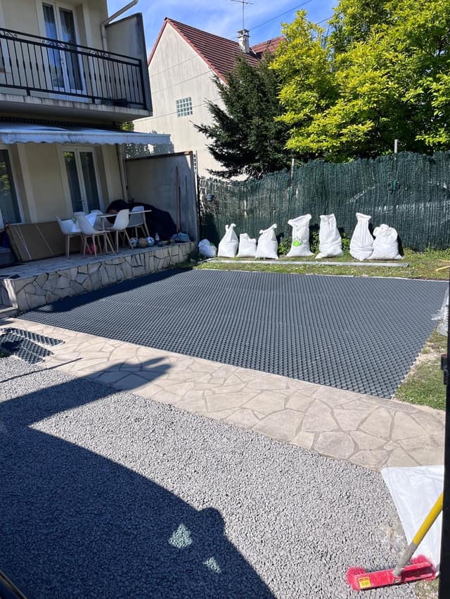 Cour avec stabilisateur gravier et bandes de dallage en pierre naturelle