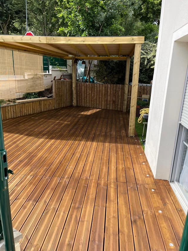 Terrasse en bois avec pergola couverte et bardage bois réalisée en Seine-Saint-Denis
